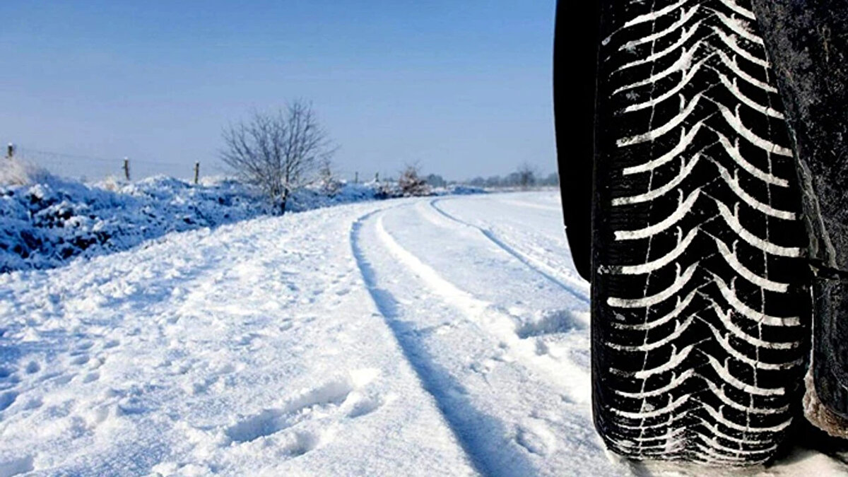 Havaların soğumasıyla birlikte "Kış lastiği ne zaman takılır?" sorusu da gündeme geliyor. Kış lastiği uygulamasında bu sene tarihlerde değişikliğe gidildi. Her yıl Aralık ayında başlayan zorunlu kış lastiği uygulaması 1 Nisan’a kadar sürerken, bu yıl şehirler arası yük ve yolcu taşıyan ticari araçların kaygan hava şartlarında güvenli yolculuk yapabilmeleri için tarihler erkene alındı. Kurallara uymayan sürücülere para cezası kesilecek. Peki zorunlu kış lastiği hangi araçları kapsıyor?<br>