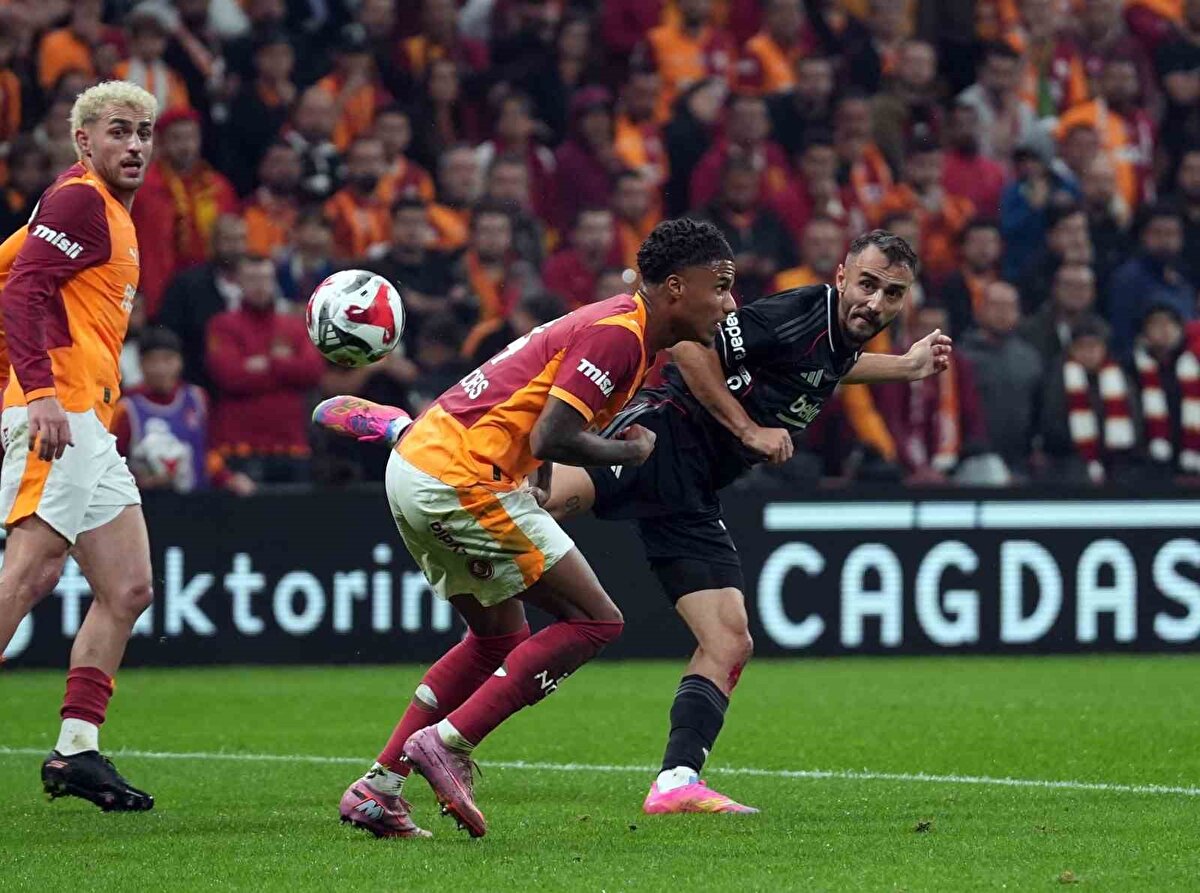 Zorlu derbi karşılıklı gollerle 1-1 berabere sona erdi. tamamlandı. Bu sonuçla birlikte iki takım, 11 derbi sonra berabere kaldı. 