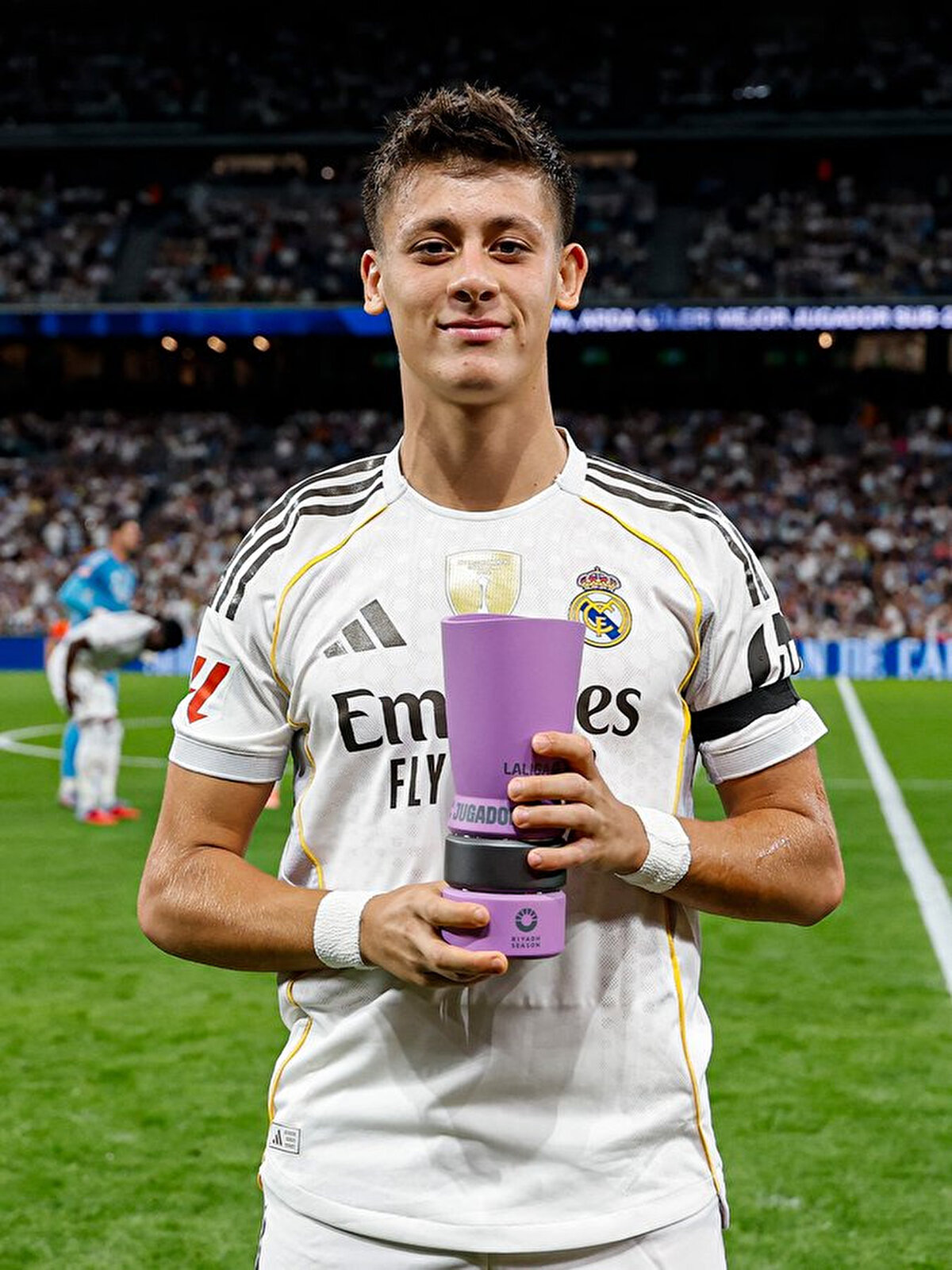 ÖDÜLÜNE KAVUŞTU<br><br>Arda Güler, LaLiga’da eylül ayınının en iyi 23 yaş altı oyuncusu ödülünü kazanmıştı.<br><br><br>Genç futbolcuya Villarreal karşılaşması öncesinde kazandığı ödül takdim edildi.<br>