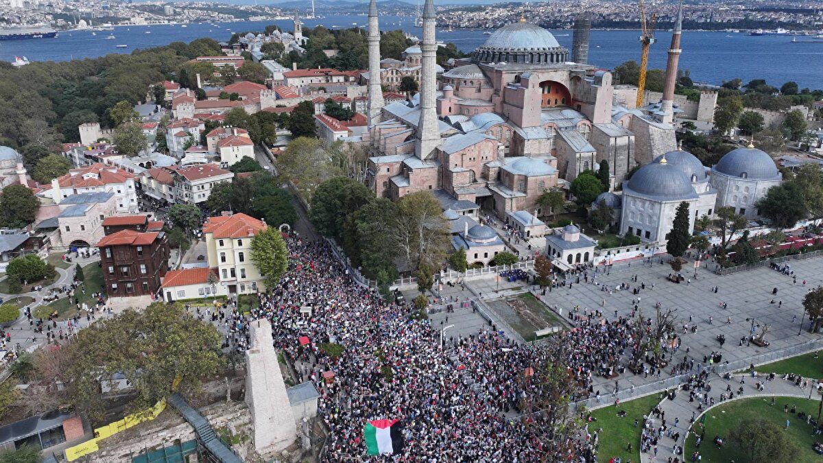 İnsan Hak ve Hürriyetleri (İHH) İnsani Yardım Vakfı ile Filistin'e Destek Platformunca, İsrail'in Gazze'deki soykırımına karşı durmak ve ablukayı delmek amacıyla yola çıkan Uluslararası Özgürlük Filosu'na destek için düzenlenen yürüyüş başladı.