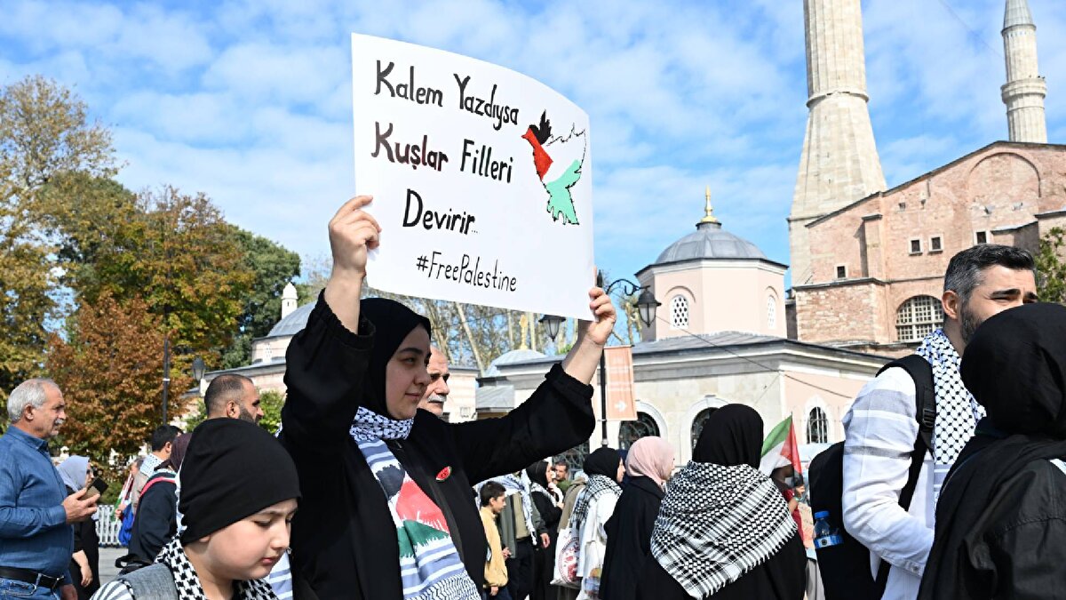 Ayasofya-i Kebir Cami-i Şerifi önünde toplanan grup, Gazze'ye ilerleyen, 22 ülkeden 146 katılımcının yer aldığı 11 geminin bulunduğu filoyla dayanışma amacıyla "Özgürlüğe Yürüyoruz" çağrısıyla Eminönü'ne doğru yürüdü.