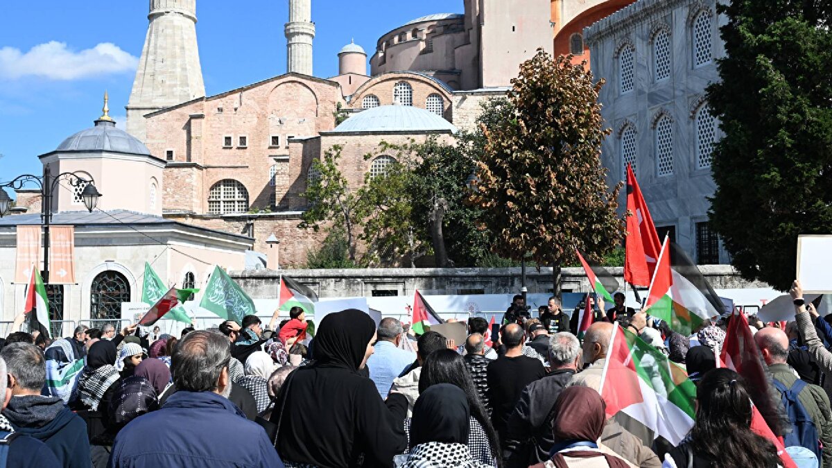 Katılımcılar, "Katil İsrail Filistin'den defol", "Gazze'ye selam direnişe devam", "Nehirden denize özgür Filistin", "Müslüman uyuma kardeşine sahip çık" şeklinde slogan attı.