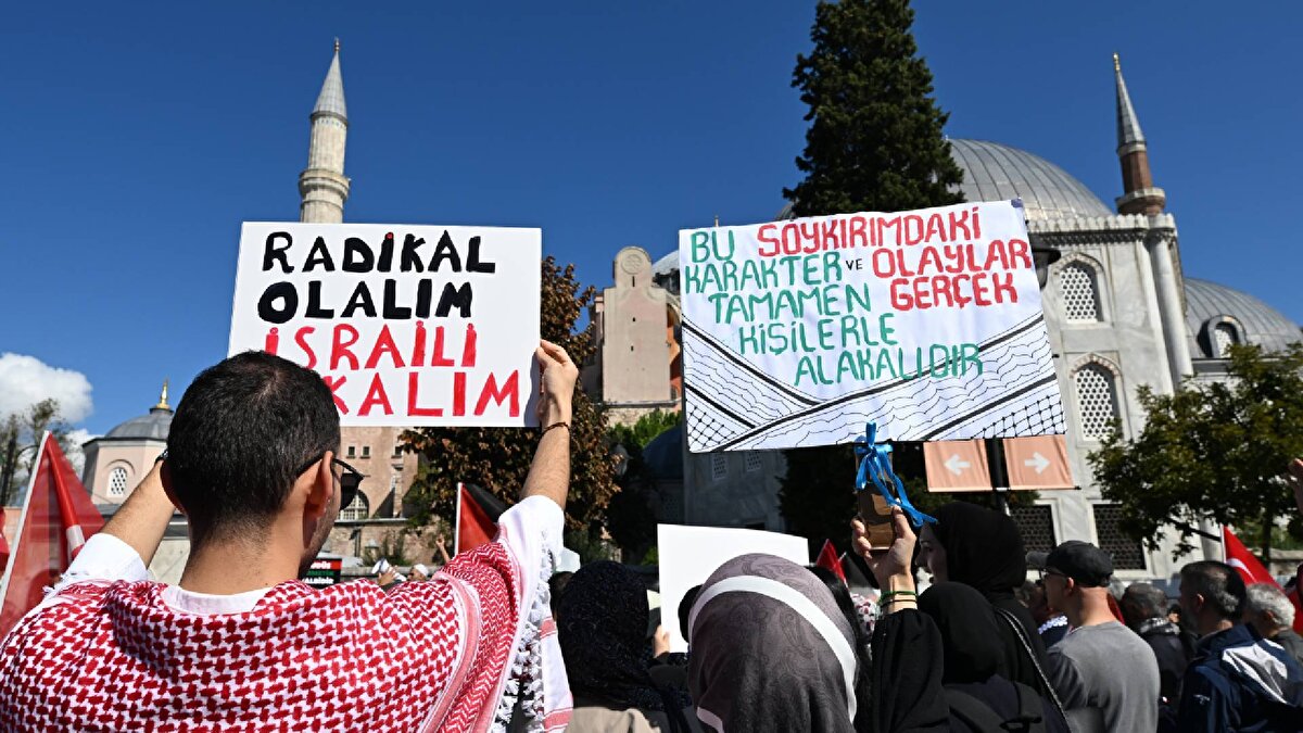 "Ben Gazze'deki çocuklar için yürüyorum sen ne yapıyorsun?", "Yürü kardeşim ayağına Kudüs gücü gelsin", "Bir sabah gelecek kardan aydınlık", "Zulmün olduğu yerde tarafsız kalınmaz" yazılı döviz ve pankartlar taşıyan grubun yürüyüşü devam ediyor.