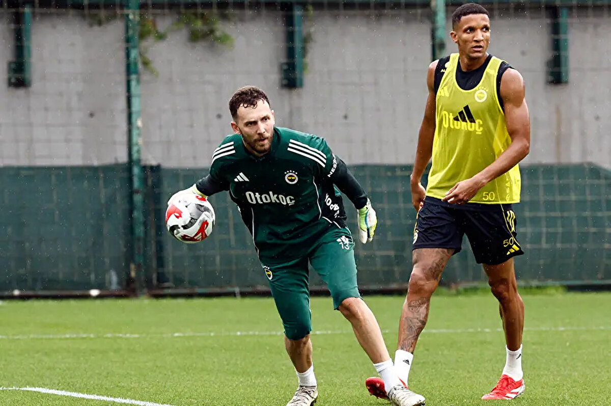 KALEYİ TARIK ÇETİN KORUYABİLİR<br><br> <br><br>Ederson'un forma giyememesi halinde Samsunspor maçında kaleyi Tarık Çetin'in koruması bekleniyor. İrfan Can Eğribayat da sakatlığı nedeniyle kafilede yer almıyor.