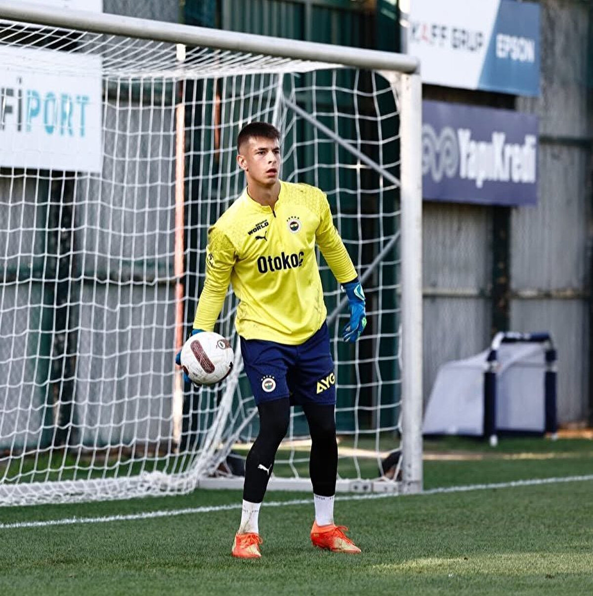 18 YAŞINDAKİ KALECİ DE KAFİLEDE<br><br> <br><br>Fenerbahçe'nin Samsunspor maçı kafilesinde 18 yaşındaki kaleci Engin Can Biterge de bulunuyor.