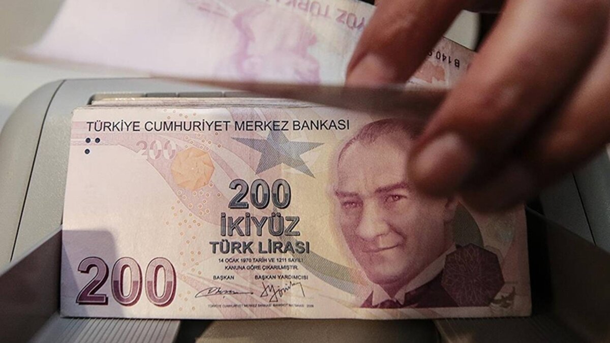 SGK Başuzmanı İsa Karakaş gündeme ilişkin yaptığı değerlendirmede, "Ben Çalışma Sosyal Güvenlik Bakanlığı SGK'nın başfettişliğini yapmışım, bürokrat bir insanım. Dolayısıyla bizde umut tüccarlığı olmaz. Şu anda kaynağından gerçek bir başmandan alıyorlar, yani böyle çakma, uzmanlık falan yok bizde, herkes biliyor zaten. Biz Ankara'dayız. Ankara'dan, Meclis'ten, Çalışma Bakanlığından, oradan buradan... Dolayısıyla bütün mağdurlar için bir gelişme var mı yok mu kaynağından öğrenmeye çalışıyoruz. O şekilde konuşuyoruz. Bir şunu söyleyeyim."