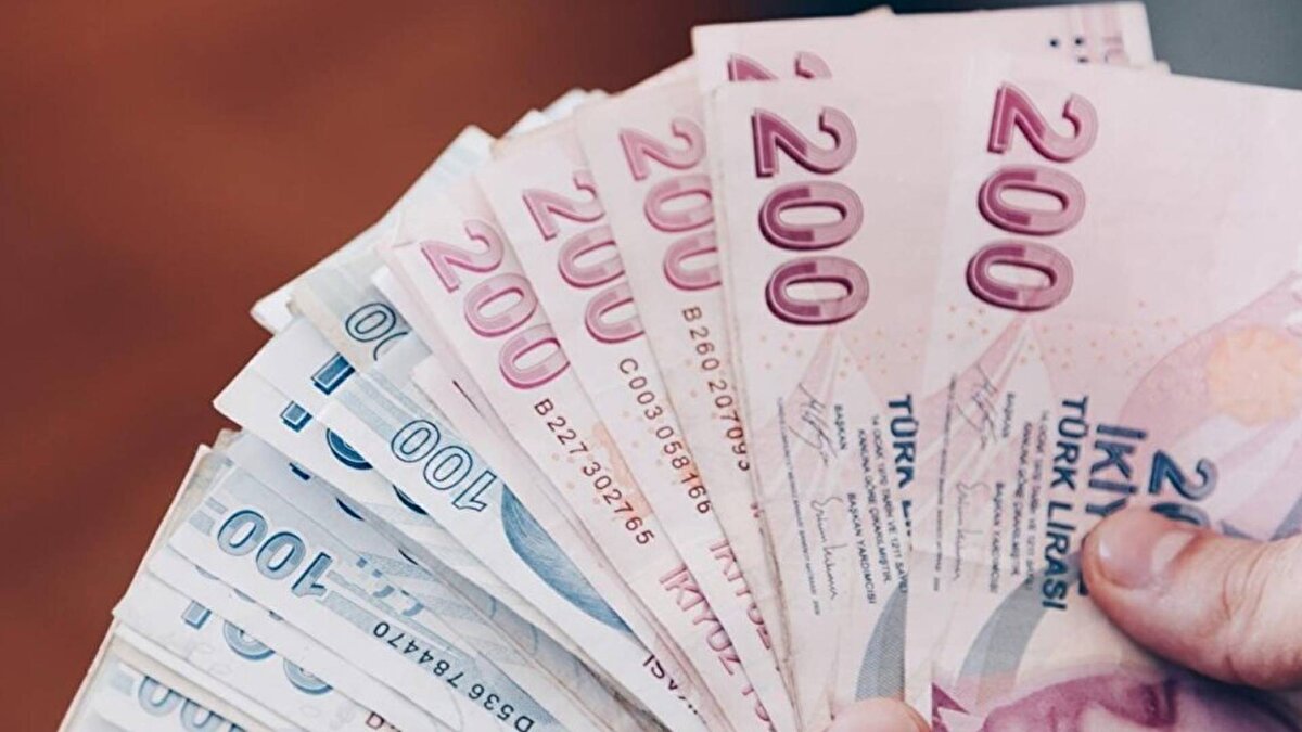 Karakaş karamsarlığa gerek olmadığını vurgulayarak, "Özellikle Sayın Cumhurbaşkanımızın vermiş olduğu vaatlerin ifa edileceğini söyleyebiliriz. Sayın Cumhurbaşkanımız vermiş olduğu sözlerin arkasındadır. Daha önceden nasıl ki vermiş olduğu sözleri yerine getirdiyse şimdi yine yerine getirecektir. Örnek; öğretmenlerin meslek kanunundan tutun 3600 ek göstergeden tutun vesaire vesaire hepsini ifa etti. Şimdi sadece bir zaman meselesi var. Şunu söyleyeyim; hükümetin gündeminde kadınlara erken emeklilik var, kadınlara yıpranma hakkı var, kadınlara prim desteği var. Yine 1 milyona yakın esnafımızın prim eşitleme meselesi mutlaka yerine getirecek. Yine 3600 ek göstergeyi de ilk defa söylüyorum. 3600 ek gösterge ile ilgili çok karamsarlığa kapılan yarım milyona yakın memur ve memur emeklisi var. Karamsarlığa kapılmaya gerek yok. Bunun da ifa edileceği bilgisini almış bulunmaktayım. Ama ne zaman olur diye bana sorarsan 2026 Ocak ayında olmayacağını söyleyebilirim. Sadece bir zaman meselesi var. Çünkü hükümetin görüşü şudur, AK Parti'nin görüşü şudur; uzun yıllar biz bu enflasyonla mücadelede bulunduk, dolayısıyla çok kritik bir aşamadayız, yine depremi geçirdik, ekonominin durumu malum, en azından bu enflasyonla mücadele rayına girer girmez biz bu vaatleri tek tek ifa edeceğiz yönünde bir bilgi arz edeyim değerli izleyicilerimize."<br><br>