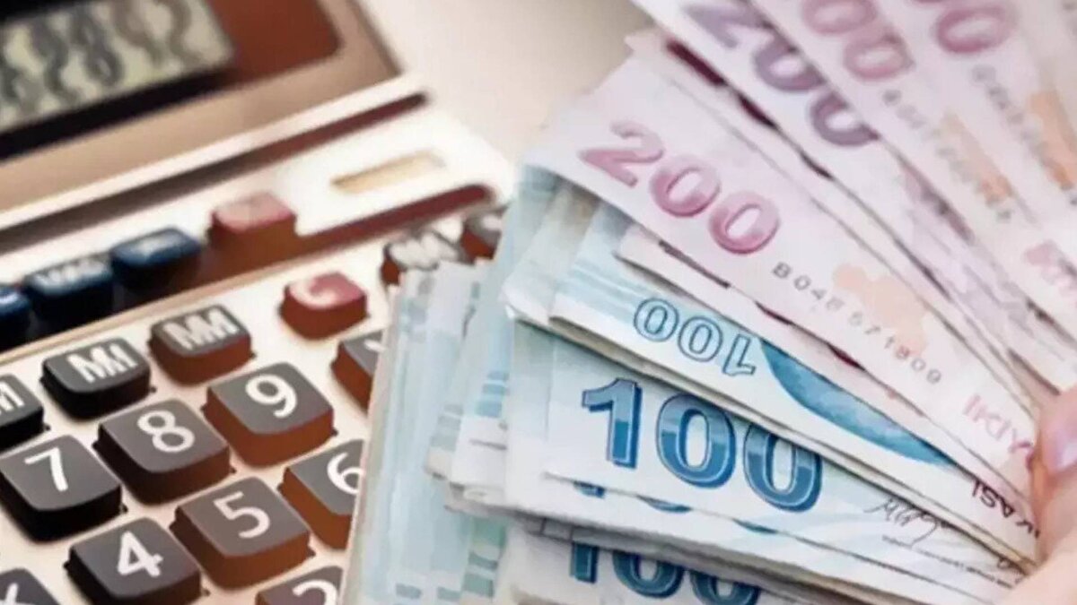 "Son olarak mağdurlarla ilgili şunu söyleyebilirim. Meclis açıldı ve dolayısıyla emeklilikte kademe bekleyenler yine bütün partilerin göz bebeği niteliğinde, emeklilikte kademe bekleyenlerle ilgili özellikle muhalefetten çok sayıda kanun teklifi geliyor ve meclis açılır açılmaz hemen emeklilikte kademe ile ilgili bir kanun teklifi verildi. Şunu söyleyeyim; emeklilikte kademe bekleyenler başta olmak üzere asker, polislerimiz ve kamu görevlilerinin borçlanma sıkıntıları başta olmak üzere, staj ve çıraklık mağdurları olmak üzere kesinlikle bir karamsarlığa gerek yok. Taşeronda kadro bekleyenler, belediye işçilerin gerçek kadro, bunlar haklarını şu anda çok güzel bir şekilde arıyorlar yasal sınırlar içerisinde ve dolayısıyla 2027'ye doğru birçok problemin çözüleceğini öngörüyorum. İnşallah şu enflasyon belasından kurtuluruz. Enflasyon belasından kurtulduğumuz anda hükümetin tek gündemi zaten emekliler, çalışanlar olacak. Bu konuda hiçbir şüphemiz yok" ifadelerini kullandı.