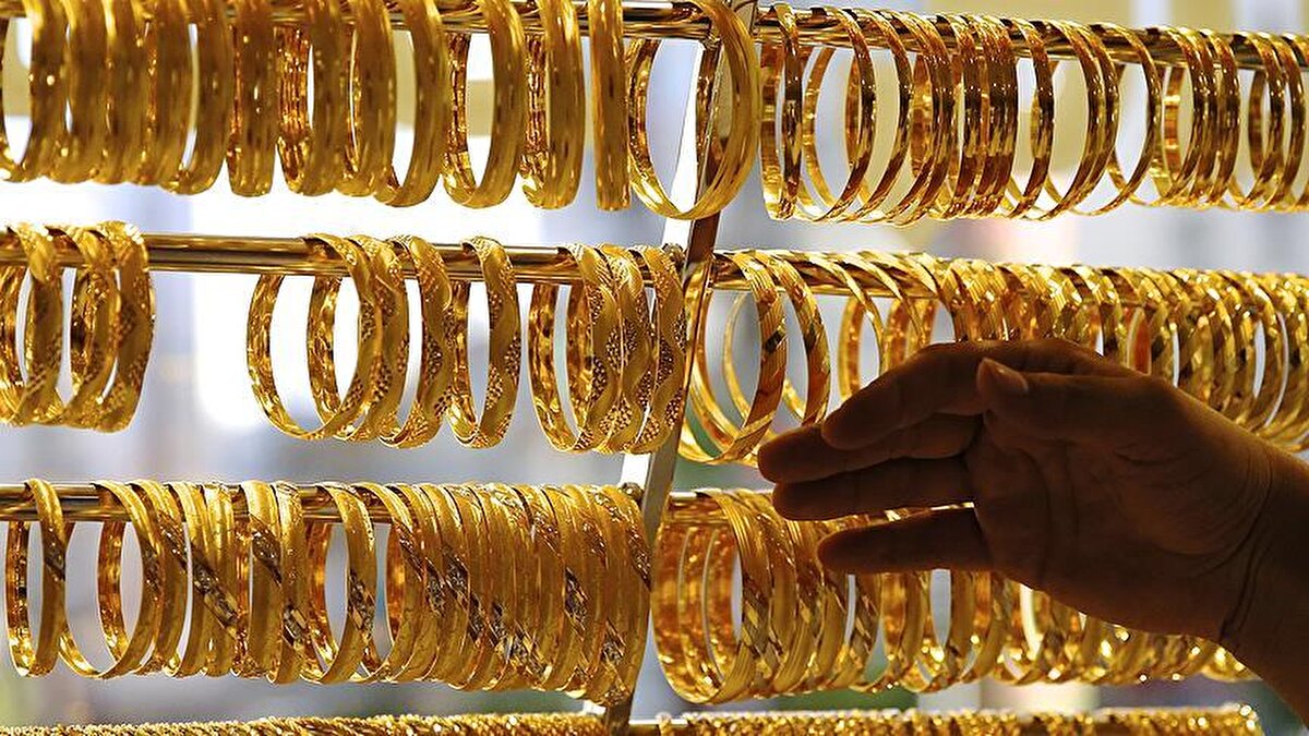 Altındaki son yükselişi “manipülasyon fiyatlaması” olarak nitelendiren finans uzmanı İslam Memiş, 2025 ve 2026 yıllarında gerçek kazananın yatırımcı değil sistem olacağını söyledi. Memiş, altın fiyatlarının düşmeyeceği algısının yaratıldığını, ancak yakında sert bir düzeltme ve büyük kayıpların yaşanabileceğini vurguladı. Yatırımcılara “Boşuna zengin olma hayali kurmayın” uyarısı yaptı.