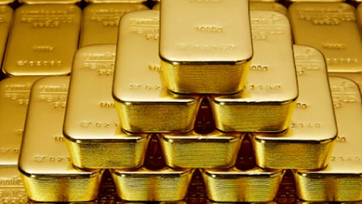 “Ortada somut bir gerekçe yokken, 46 yılın zirvesine ulaşan ons altın fiyatları dikkat çekici” diyen Memiş, bu artışın gerekçesi olarak öne sürülen ABD Merkez Bankası Fed’in faiz indirimleri, küresel ekonomik belirsizlikler ve jeopolitik gerilimlerin yetersiz kaldığını söyledi. Memiş, “Savaşlarda bile bu kadar sert bir yükseliş görmedik” ifadelerini kullandı.