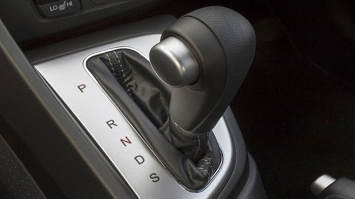 Küçük hata, büyük masraf<br><br>Doğrudan “P” konumuna geçiş yapan sürücüler, ilk etapta bir sorun fark etmeyebilir. Ancak uzun vadede bu hata; vites geçişlerinde takılma, araç sarsıntısı ve yüksek tamir faturalarıyla kendini gösteriyor.