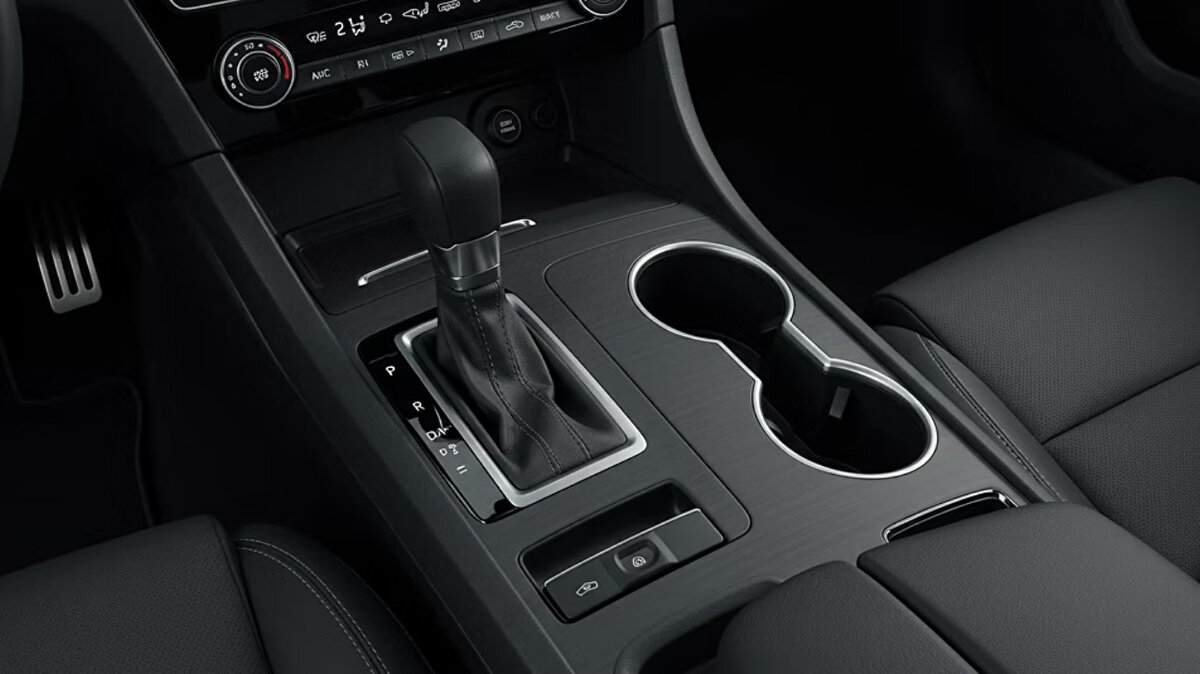 Doğru park sırası: N – El freni – P<br><br>Uzmanlara göre doğru yöntem şöyle olmalı:<br><br>Araç durdurulduktan sonra vites N (boş) konumuna alınmalı.<br><br>Ardından el freni çekilmeli.<br><br>Son olarak vites P (park) konumuna getirilmeli.<br><br>Bu sıralama, aracın ağırlığının şanzıman yerine el frenine binmesini sağlar ve iç aksamın zarar görmesini engeller.