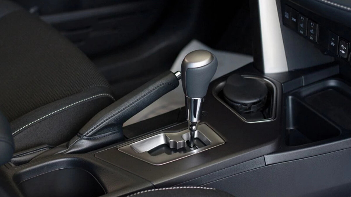 DCT, CVT ve DSG şanzımanlarda daha riskli<br><br>Çift kavramalı (DCT), sürekli değişken oranlı (CVT) ve otomatikleştirilmiş manuel (DSG) şanzımanlar, mekanik olarak çok daha hassas sistemlerdir. Bu nedenle “P’ye direkt geçiş” alışkanlığı, bu araçlarda ciddi tork kilitlenmelerine ve tırnak dişlerinin kırılmasına yol açabiliyor.