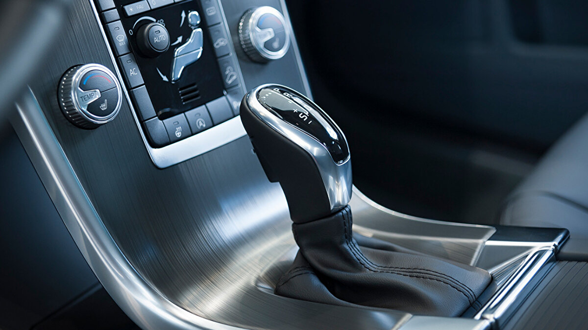 Şanzıman ustasından kritik uyarı<br><br>ABD’li şanzıman ustası Vincent Calderon, otomatik araçlarda vites geçiş sırasının doğru yapılmasının büyük önem taşıdığını belirtiyor. Calderon’a göre, araç park edildikten sonra yapılan hatalı vites geçişleri, vites kutusundaki yük dağılımını bozuyor.