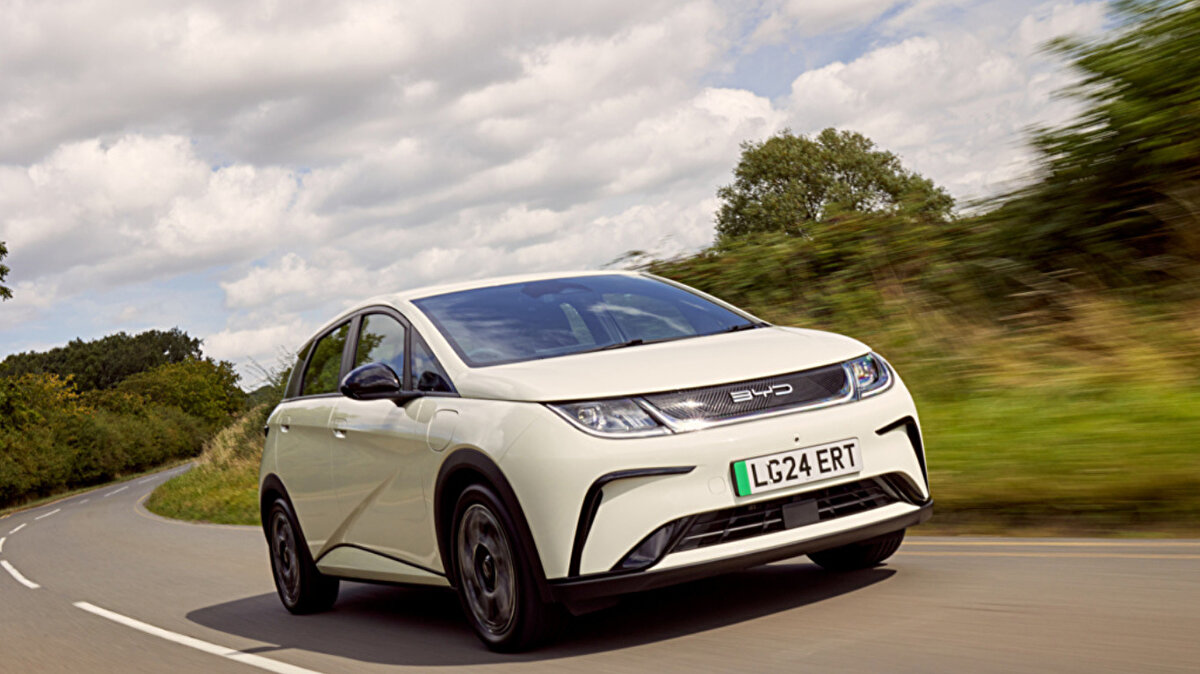 8. BYD Dolphin<br><br>Toplam Satış: 3.085 adet<br>BYD’nin şehir odaklı kompakt modeli Dolphin, uygun fiyatlı elektrikli araç arayanlar için popüler bir seçenek oldu.