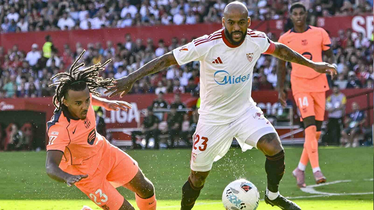 Ligde geride kalan haftalarda 6 galibiyet, 1 beraberliği bulunan Barcelona, Sevilla maçıyla bu sezonki ilk mağlubiyetini aldı. Haftaya lider giren Barça, Real Madrid’in de Villareal’i yenmesiyle 2. sıraya geriledi. Puan tablosunda 10. sırada yer alan Sevilla ise Barcelona galibiyetiyle puanını 10’a yükseltti.