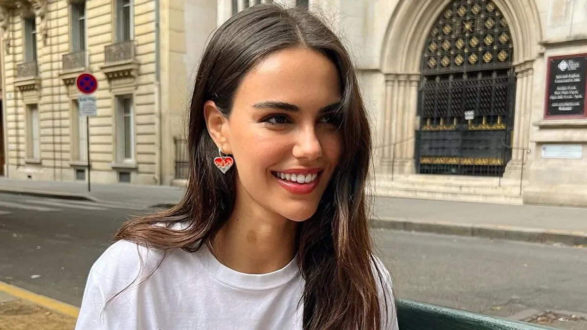 Kariyerine İlk Adımı “Adı Efsane” ile Attı<br><br>Ekran kariyerine 2017 yılında “Adı Efsane” dizisiyle başlayan Özgü Kaya, burada canlandırdığı Sibel Yılmaz karakteriyle izleyicinin beğenisini kazandı. Oyunculuk alanındaki başarısını kısa sürede kanıtlayan Kaya, ardından dönemin popüler dizilerinde yer aldı.