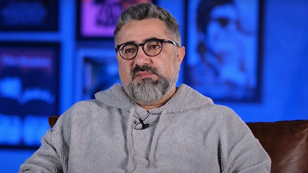 "Üstelik skor üstünlüğü de sendeydi. Sergen Yalçın net şekilde kalitesiz bir iş çıkarmıştır. Diğer taraftaysa Okan Buruk, Liverpool karşısında kazanan takımı bozmadı. Ayrıca Okan Buruk, sıradaki Şampiyonlar Ligi maçının taktiğini de bu karşılaşmada denedi."