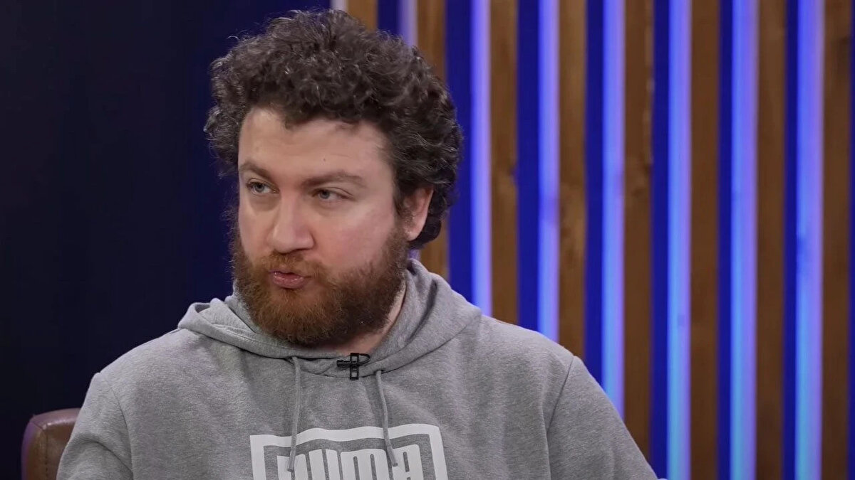 "Galatasaraylı oyuncular maç bittikten sonra üzüntüden yere yığıldı. Kazanmayı çok istediler. Maçı kazanacak fırsat da gelmişti. 10 kişi olmasına rağmen Galatasaray galibiyete yakın taraf olduğunu çok hissetirdi."