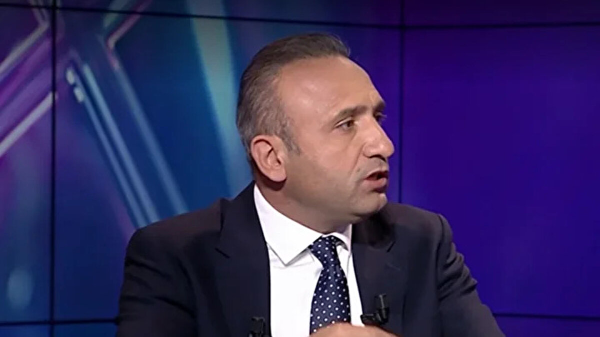 "2 defa durmuş oldu burada. Beşiktaş, 2 defa daha değişiklik için oyunu durdurdu. Talimatta yazdığı şekliyle en fazla 3 defa durdurabilecekken değişiklik için Beşiktaş, 4 defa durdurmuş oldu. Galatasaray, oyuncu değiştirirken Beşiktaş da yaptı. Bu fark etmiyor. Her iki takım da ayrı ayrı yapmış sayılıyor."<br><br>