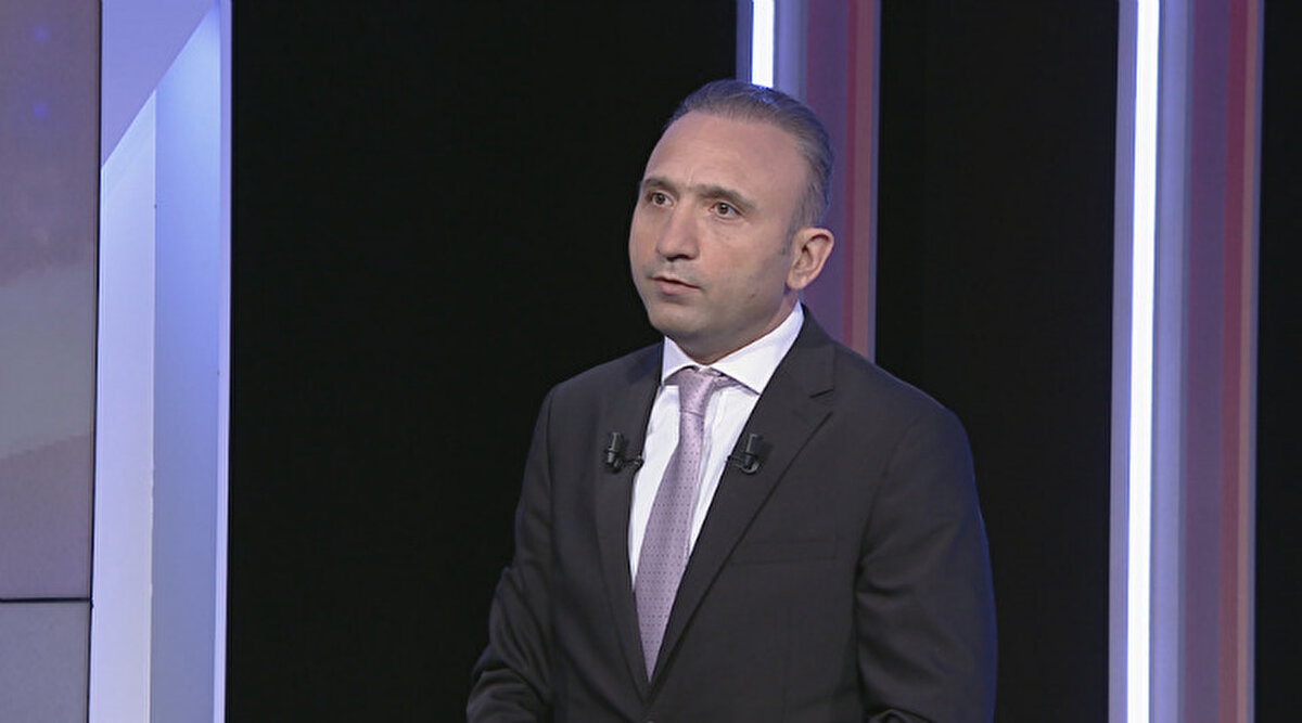 "Beşiktaş iki oyuncu değişikliğini hazır ettiği halde birincisi değiştikten sonra hakem oyunu başlatmış olabilir. Hakem için önemli bir hata. Bu neden önemli? Futbol oyun kurallarına ve talimatına göre, her takım 5 oyuncu değiştirebilir, devre arası yapmadığı sürece oyunu 3 defa durdurarak 5 değişiklik yapabilir."