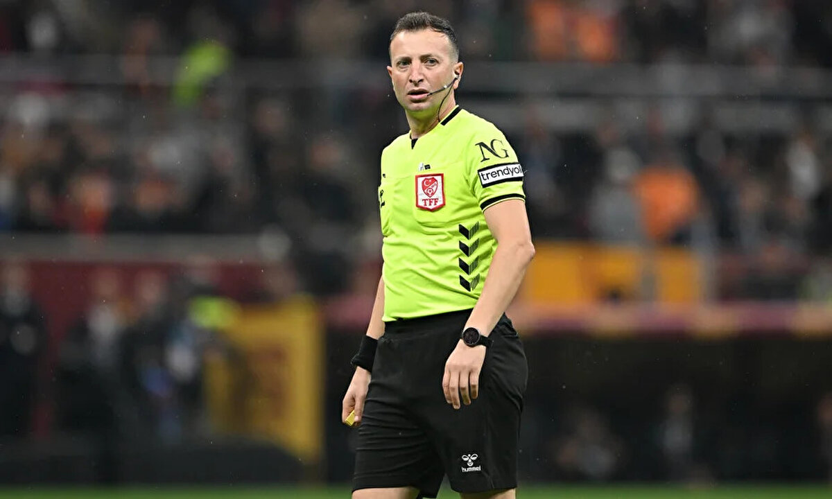 Yayıncı kuruluş'un Trio programında derbinin hakemi Yasin Kol'un performansını değerlendiren eski hakemler sert eleştirilerde bulundu. İşte eski hakemlerin derbi yorumları: