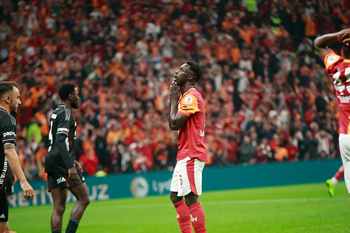 34. dakikada Davinson Sanchez'in gördüğü kırmızı kart doğru mu?<br>Bahattin Duran: "Açık ve net kırmızı kart. Bariz gol şansını engellediği için kırmızı kart çok doğru."<br>Bülent Yıldırım: "Son dönemde gördüğüm en bariz ihlal. Kırmızı kart doğru, kitabın ortasından..."<br>Deniz Çoban: "Kırmızı kart kararı doğru."<br><br><br><br>