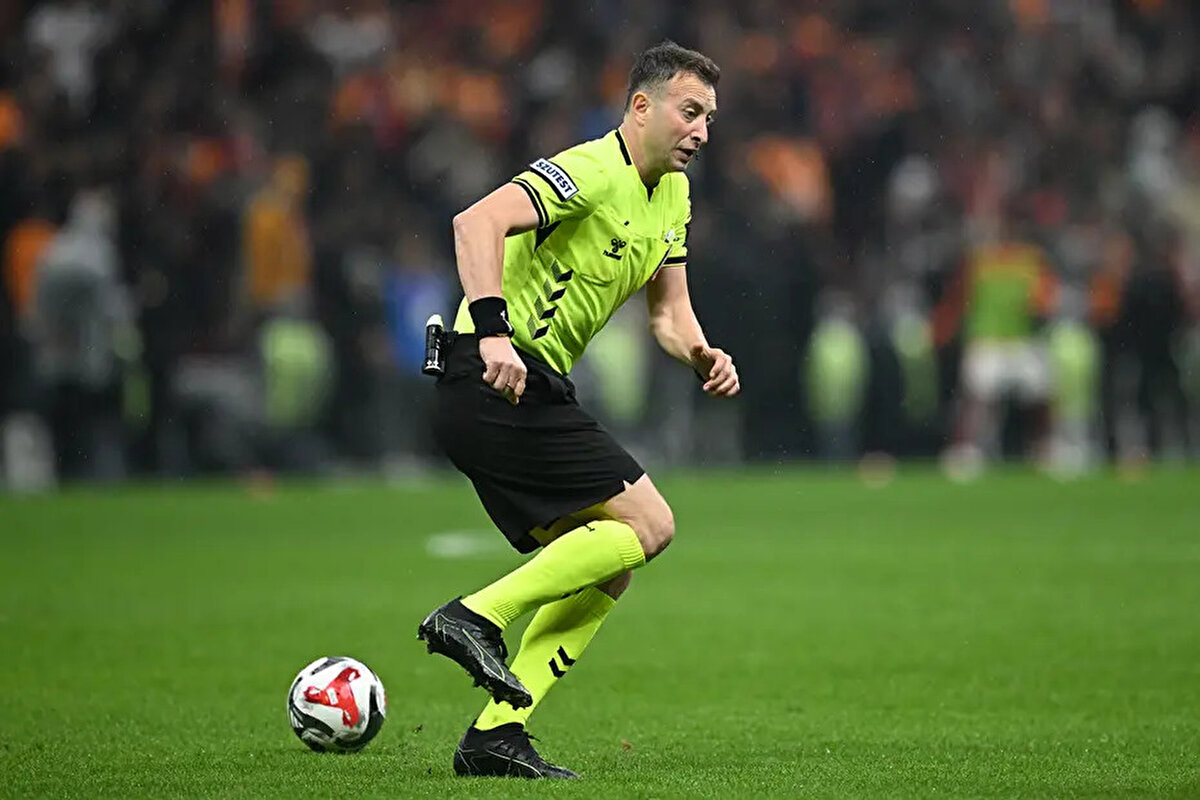 68. dakikada Yasin Kol'un önce devam ettirip sonra oyunu durdurduğu pozisyon<br><br>Bahattin Duran: "Çok çok büyük bir yanlış. Hakem, yardımcı hakemin kaldırdığı bayrağı 'gördüm' deyip avantaj gösterdi. Bu pozisyon ofsayt değilse faul ve sarı kart. Kenara teşekkür etti, koştu, koştu ve durdu. Döndü yardımcı hakeme 'okey' verdi, avantaj gösterdi, koştu, koştu, Sallai giderken düdük çaldı. Bunun hiçbir açıklaması yok. Çok büyük bir hata. Sallai hakemi protesto için topu havaya vurdu. O da sarı kart. Hakemin çok büyük bir hatası var."<br>Bülent Yıldırım: "Hakem dağıldı artık burada. Beşiktaş aleyhine kalkan ofsayt şüpheli. Gözüm ofsayt değil diyor. Top havada olduğu için, Toure'nin kontrol olasılığı olmadığı için neredeyse bariz gol şansı olabilecek bir ihlal var. Bunu kaçırdı. Lemina'nın yaptığı rakibinin umut vaat eden atağını engellemek. Top zeminden gelse kırmızı kartı konuşurduk. Onu kaçırdı. Yardımcı hakem ofsayt dedi, gördüm avantaj dedi. Saniyeler sonra umut vaad eden atağı kesip geri döndü. Sallai topa vurdu, o da sarı. Ne desem boş."<br>Deniz Çoban: "Sebep ararsam şöyle bir sebep geliyor aklıma. Lemina, Toure'ye yaptığı müdahale sonrası VAR 'Potansiyel kırmızı kart kontrolü yapıyorum' deyince afallayıp düdüğüne başvurmuş olabilir mi? Her şey bir tarafa. Önemli bir yanlış. Sallai'ye de sarı kartı atladı."<br><br><br>