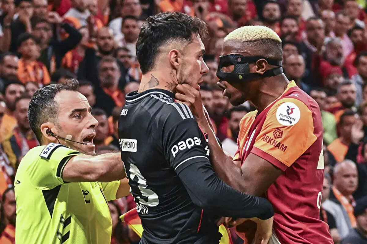 39. dakikadaki Osimhen-Emirhan gerginliği<br><br>Bahattin Duran: "Osimhen düşerken Jurasek'i de düşürdü. Emirhan ve Osimhen arasında gerginliğin dışına çıkıldı. Osimhen'in Emirhan'a yaptığı hareket, çok net kırmızı kart. Boğazını tuttu ve sıktı. Emirhan kafasını getirdi ve kafasıyla itmedi. Emirhan itseydi Emirhan'a da net kırmızı diyecektim. Emirhan eliyle itti. Emirhan sarı kart, kaleci Mert sarı kart, Osimhen kırmızı kart olmalıydı."<br>Bülent Yıldırım: "Osimhen ayağını kaldırıp bir savurdu, bir daha savurdu ve Jurasek'i düşürdü. Emirhan'ın boğazını tolere edilemeyecek şekilde kuvvetle ve şiddetle sıktı. Osimhen'in kırmızı kart görmesi lazım. Emirhan sarı kart, Osimhen kırmızı kart, oraya geldiği için Mert sarı kart."<br>Deniz Çoban: "Osimhen önce Emirhan'ın yakasına yapıştı. Yardımcı hakem araya girmeye çalışıyor, öyle bir görevi yok. Osimhen'in savurduğu el neredeyse hakeme geliyordu. Kırmızı kart Osimhen. Emirhan'a sarı kart yeterli. Osimhen'e yapılan faulü görmedi. Osimhen buna niye bu kadar sinirlendi, hatayı yapan Emirhan değil. Olayın bütününde Osimhen kavga ediyor. Yerde ayağını savuruyor, yakasını toparlıyor, yüzünü sıkıyor. Osimhen hızını alamıyor, sarılıyorlar, Osimhen üzerine gidiyor. Kavga etmeye çalışan bir oyuncuyu sahada tutamazsın. Osimhen'i tutuyorlar, durduramıyorlar. Osimhen kavga ediyor. Bu olayın bütününde Osimhen kırmızı kart görmeli."<br><br><br><br><br>