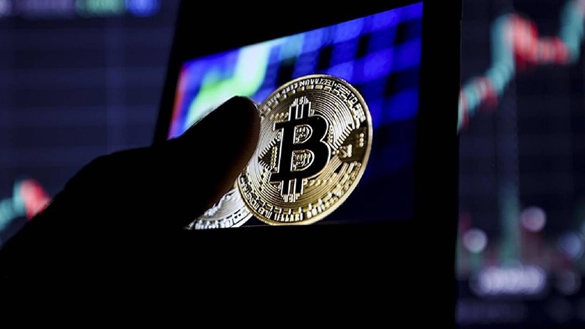 ABD hisse senetlerinde son günlerdeki yükselişler ve Bitcoin ile bağlantılı borsa yatırım fonlarına yeniden girişlerin desteği de söz konusu yükselişte etkili oldu. TSİ 09.15 itibarıyla 125 bin 149 dolardan işlem gören Bitcoin'in haftalık değer kazancı ise yaklaşık yüzde 15 oldu.