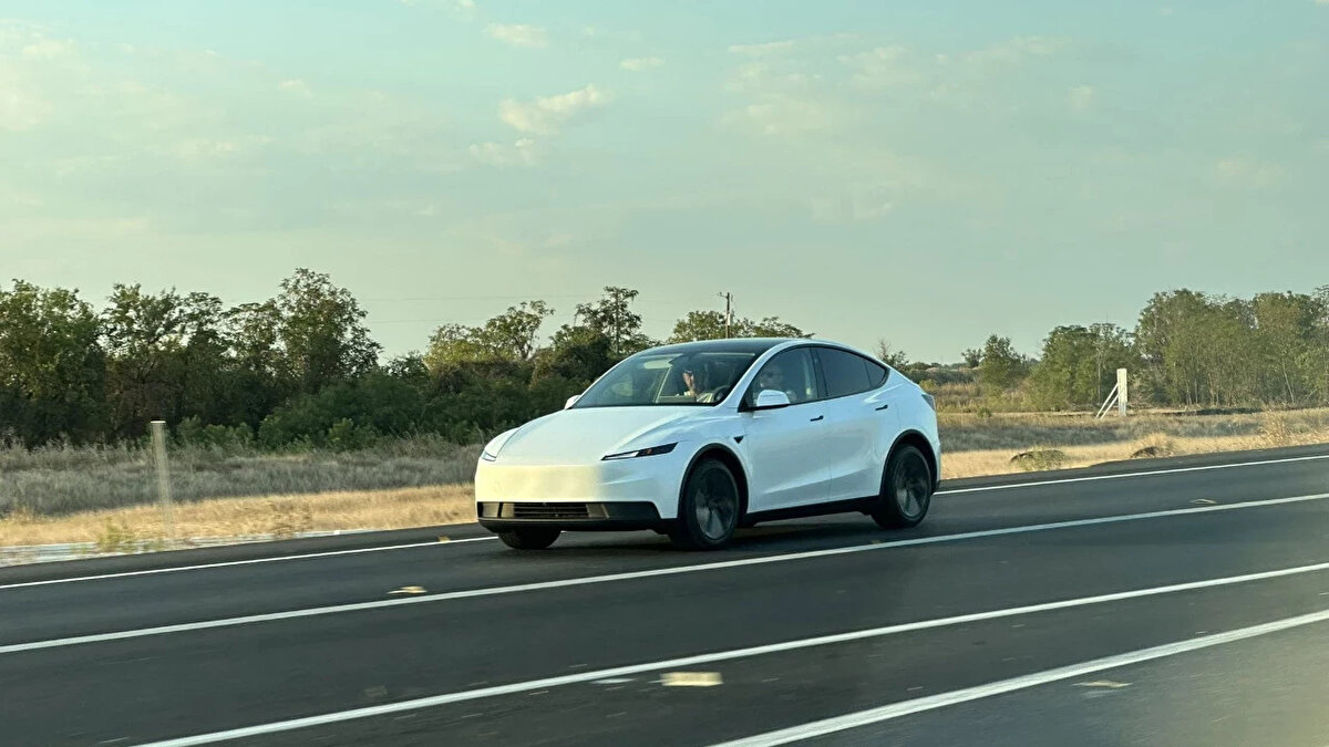 Sonuç olarak, Tesla Ekim 2025 fiyat listesi, markanın Türkiye’deki elektrikli otomobil pazarındaki liderliğini koruduğunu gösterse de, fiyatların artık çok daha yüksek seviyelere çıktığı bir döneme işaret ediyor. Model Y hâlâ performans, menzil ve teknoloji açısından sınıfının en iddialı seçeneklerinden biri olsa da, alıcılar için artık daha yüksek bir bütçe gerektiriyor.