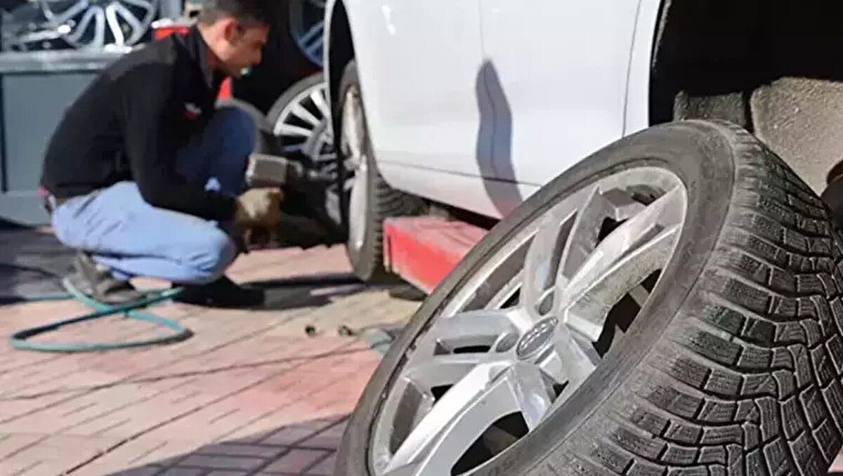 KIŞ LASTİĞİ NE ZAMAN BAŞLIYOR?<br><br>Yeni düzenlemeyle birlikte, zorunlu kış lastiği uygulaması 15 Kasım 2025’te başlayacak ve 15 Nisan 2026’da sona erecek. Daha önce 1 Aralık–1 Nisan tarihleri arasında geçerli olan uygulama süresi, mevsim koşulları dikkate alınarak 4 aydan 5 aya çıkarıldı.