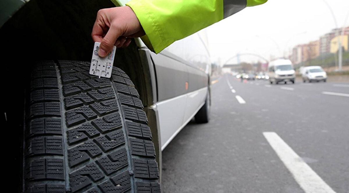 KIŞ LASTİĞİ TAKMAK ZORUNLU MU?<br><br>Bakan Uraloğlu, il sınırları içerisindeki uygulama tarihlerinin Valilikler tarafından belirlenebileceğini de hatırlatarak, “Valilikler, Bakanlığın belirlediği tarih aralığının öncesinde ve sonrasında birer ay artırabilir. Bu nedenle sürücülerimizin duyuruları dikkatle takip etmeleri büyük önem taşıyor.” ifadelerini kullandı.<br><br>Zorunlu kış lastiği uygulamasına uymayan araç sahiplerine ise 5 bin 856 TL idari para cezası uygulanacak.