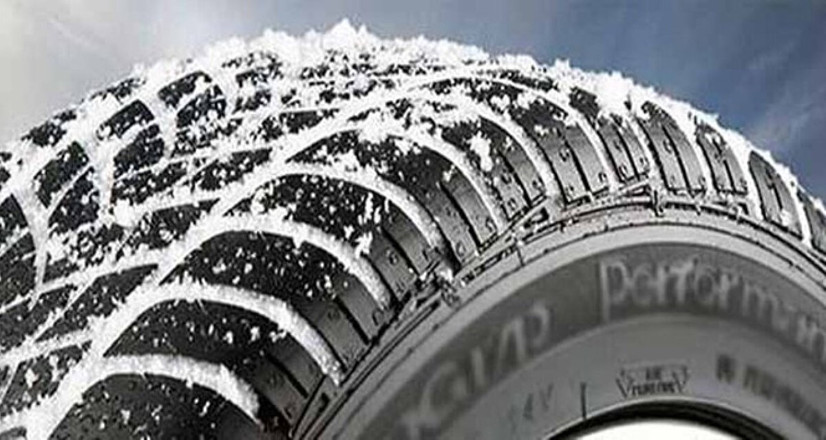 Uzmanlar, kış lastiklerinin yalnızca kar yağdığında değil, soğuk hava koşullarında yol tutuşunu artırdığına dikkat çekiyor. Bu nedenle sürücülerin lastik değişimini son haftaya bırakmadan yapmaları öneriliyor.