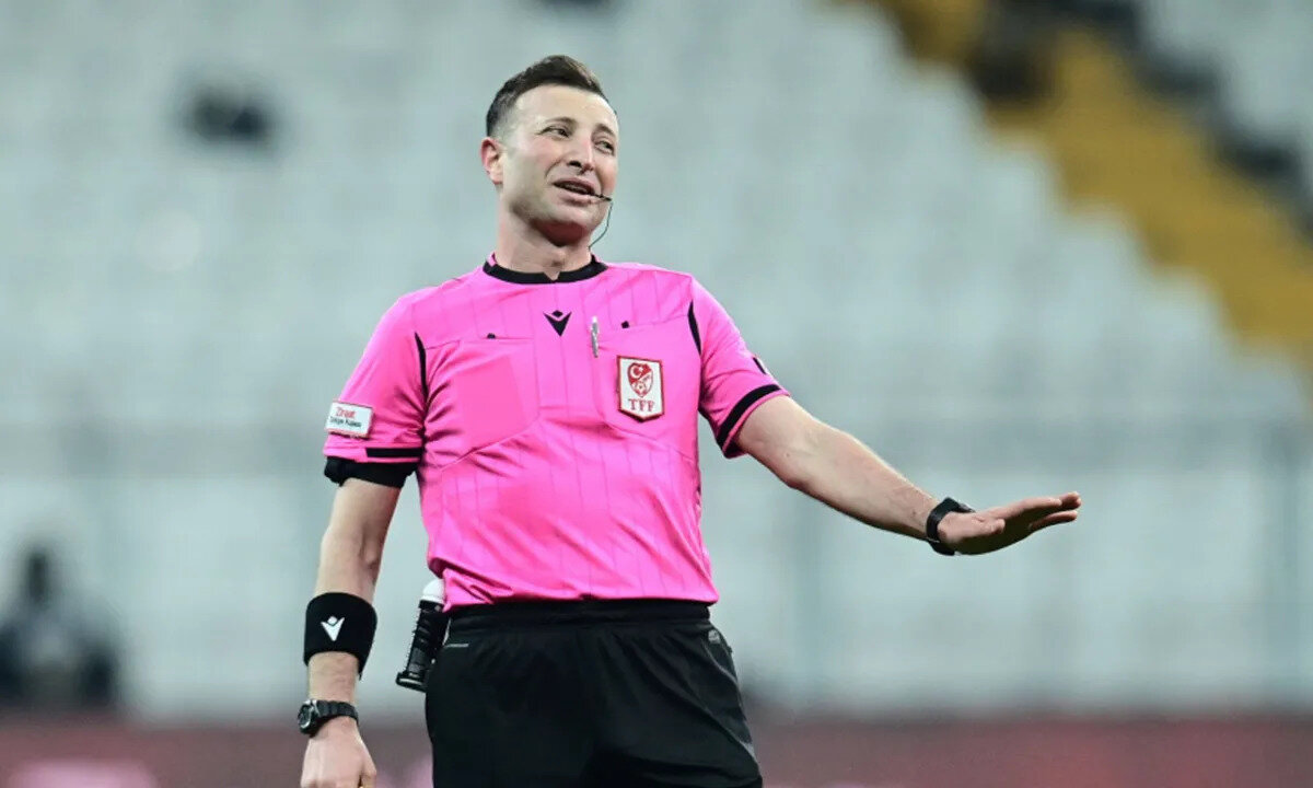 Yasin Kol Hangi Takımlı?<br><br>Futbolseverler sıkça “Yasin Kol hangi takımı tutuyor?” sorusunu merak ediyor. Ancak TFF kuralları gereği, hakemlerin takım aidiyetleri açıklanmamaktadır. Dolayısıyla Yasin Kol’un hangi takımı tuttuğu bilinmiyor. Sosyal medyada yapılan spekülasyonlar resmi değildir ve gerçeği yansıtmaz.