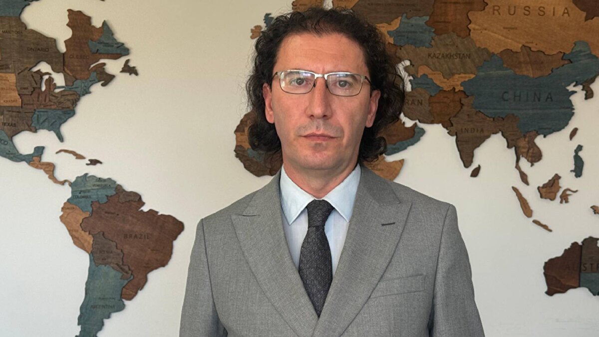 Avukat Can Lafcı, Semanur Arslan'ın ölümüyle ilgili soruşturmanın intihar, cinayet veya intihara teşvik yönünden başlatıldığını belirterek, "Soruşturmanın açılmasının en önemli gerekçelerinden biri, Semanur'un telefonunda bulunduğu iddia edilen veda mesajıydı. Telefonun şifresi hiçbir şekilde açılamamasına rağmen bu mesajın nasıl elde edildiği, hangi sosyal medya platformundan paylaşıldığı, IP logları ve dijital kaynaklarının tespit edilmediği belirlendi. Mahkeme, bu konular aydınlatılmadan dosyanın kapatılmasını hatalı buldu. Ayrıca şüphelilerin, Semanur'un psikolojisini ayrıntılı biçimde anlattıkları görülüyor. Ancak kendisiyle yeni tanıştıkları düşünüldüğünde bu ifadeler hayatın olağan akışına aykırı bulundu. Aile elbette çok acılı. Evlatlarını kaybettiler, bu acının tarifi yok. Ancak mahkemenin verdiği bu karar, en azından soruşturmanın tüm yönleriyle, eksiksiz biçimde yürütülmesi adına onlar için umut verici oldu. Aile, başından beri dosyanın eksik incelemelerle kapatıldığını söylüyordu. Bu karar, o endişelerinin haklı olduğunu gösterdi. Artık bu süreçte en önemli beklentileri, soruşturmanın derinleştirilmesi ve olayın tüm yönleriyle aydınlatılması" dedi.<br><br>"Yüksekten düşme olayları yüzeysel şekilde kapatılmamalı"<br><br>Lafcı, mahkeme kararının yalnızca Semanur Arslan dosyası açısından değil, genel olarak Türkiye'deki kadın cinayetleri bakımından da önemli olduğunu vurgulayarak, "Son dönemde kadın cinayetleri ve yüksek katlı binalardan düşme olayları artıyor. Bu nedenle bu tür vakalar çok daha hassas ve titiz biçimde soruşturulmalı. Özellikle yüksek katlı binalardan düşme şeklinde yaşanan kadın ölümleri neredeyse rutin hale geldi. Yüksekten düşme dosyalarının artık yüzeysel biçimde kapatılmaması, tüm detaylarıyla incelenmesi gerekiyor" dedi. Avukat Lafcı, dosyada şu ana kadar hiçbir tutuklama kararı verilmediğini hatırlattı.