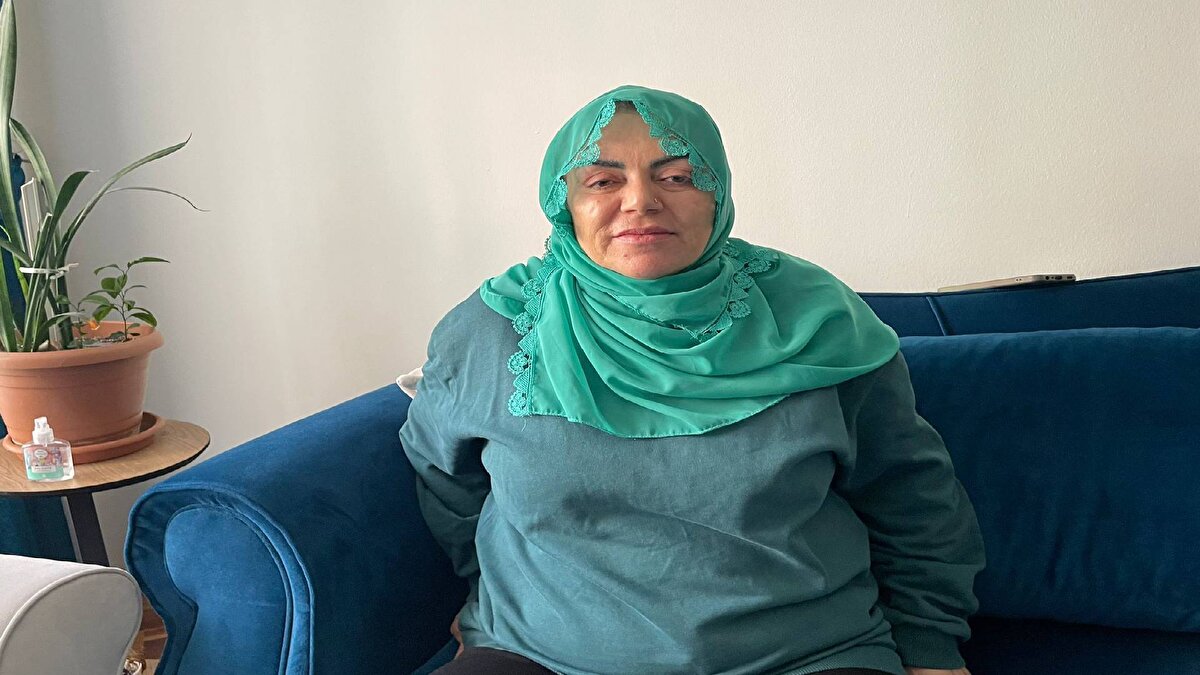 Notları ortaya çıkmıştı<br><br>Semanur Arslan'ın, ölmeden önce not defterine yazdıkları geçen yıl ortaya çıkmış, el yazısı ile yazdığı notta, "Hayırla ve sağlıkla çok param var ve zenginim. İhtiyacım olan bütün güce, saygıya, sevgiye ve güvene sahibim. Güvendeyim, etrafımdaki kötü herkesten arındım. Annem beni koşulsuz ve sonsuz seviyor. Mutluyum ve bütün yardıma ihtiyacı olanlara yardım edecek güce sahibim. Çok zenginim; çünkü vücudumun her uzvu sağlıklı, temiz ve güvende" ifadeleri yer almıştı.<br><br>Semanur'un annesi Elif Karaca ise olay sonrası yaptığı açıklamada, "Çıplak ayakla benim kızım nereye gider? Benim kızım otoparka niye insin? Benim kızımın arabası yok. Benim kızım öyle bir şey yapsa neden taksi çağırsın evine dönmek için? Kızım eve dönemedi. Benim kızımın dönmesine izin vermediler. Benim kızım mümkün değil intihar etmez. Hayat dolu bir çocuktu. Benim kızım asla intihar etmedi" demişti