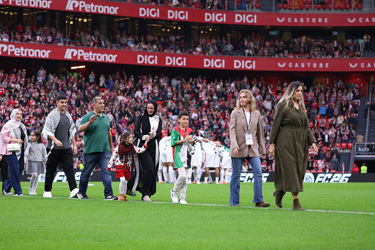 San Mames Stadı’nda işgalci İsrail'in soykırım yaptığı Filistinli mağdurların anıldığı bir etkinlik düzenlendi. <br><br>
