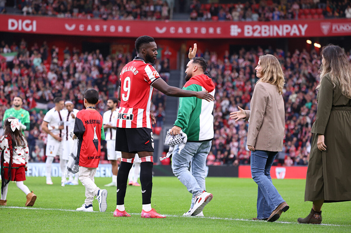 TARAFTARLARDAN İSRAİL'E TEPKİ TEZAHÜRATLARI<br><br>Bilbao tribünlerindeki İspanyol taraftarlar, Filistin bayraklarını açarken, İsrail aleyhine de tezahüratlar yaptı. <br><br>