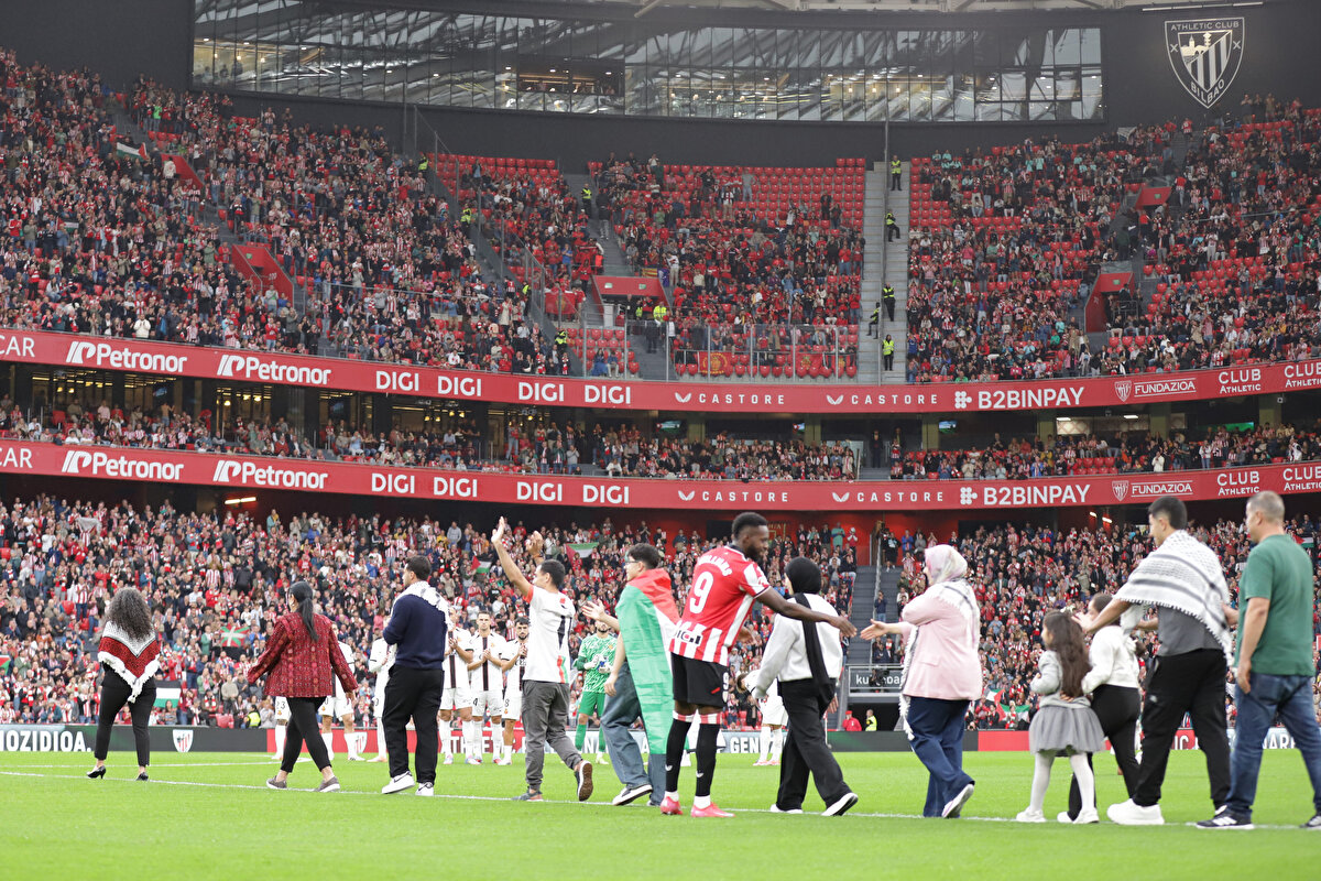 Tribünlerin yanı sıra her iki takımın futbolcuları da Filistinlileri alkışladı.<br><br>