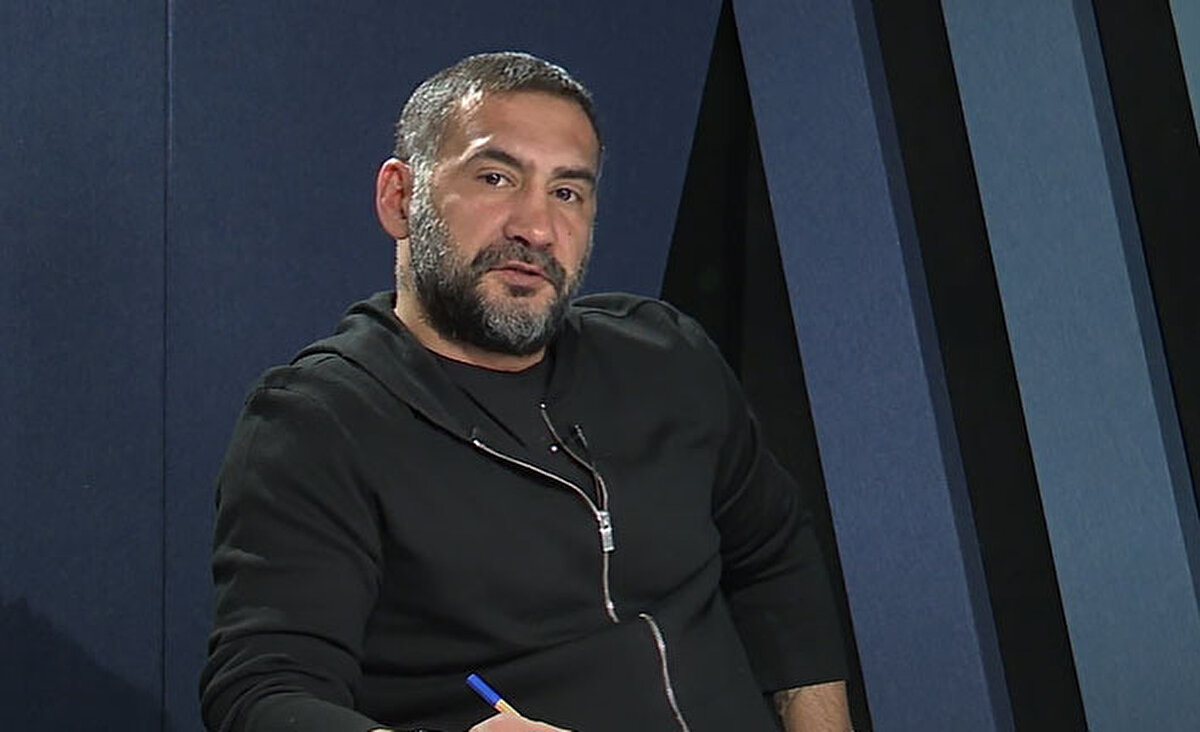 Barış Alper ve Yunus Akgün'ün derbide beklentilerin altında kaldığını belirten Karan, "50 dakika Beşiktaş'ın ne oynadığını anlamadık. Bulmuşsun yorgun takımı, 10 kişi kalmış... Ya bir üstüne git, bir atak geliştir. Hadi Galatasaray'ın bahanesi hazır ki ben bunu kabul etmiyorum. Kadron geniş. Oyundan çok mu memnundun Okan Hocam neden değişiklik yapmadın. Bazen de şunu yapmak lazım; Oyuncu kötü başladıysa 25-30 dakikada da oyundan çıkarabilirsin. Barış Alper, Yunus Akgün bugün kötüydü. Osimhen kendisiyle savaşıyordu. Neden bu gerginlik onu da bilmiyorum. Emirhan'la dalaşıyorsun" dedi.<br><br>