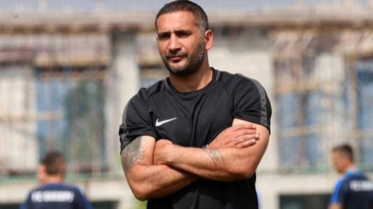 Arda Kardeşler'in pozisyonu ile Yasin Kol'u kıyaslayan Ümit Karan, "Bir tane ofsayt pozisyonu var ki maçı durdurdu. Arda Kardeşler'in yaptığının aynısı yaptı. Ya siz neden top oynatmaya çalışmıyorsunuz, siz neden ihanet ediyorsunuz! Bıktık sizin futbol anlayışınızdan, yeter ya! Aynı şekilde Beşiktaş'ın da avantajları vardı birkaç pozisyonda onları da oynatmadı. Siz ne yapıyorsunuz kardeşim!" şeklinde konuştu.<br><br>