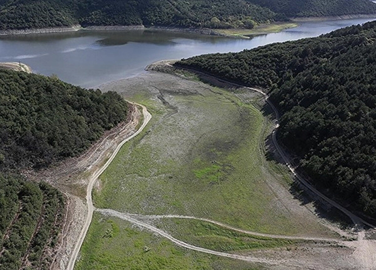 İstanbul’da su seviyesi kritik seviyelere geriledi. İSKİ’nin 6 Ekim 2025 tarihli verilerine göre, kentteki barajların toplam doluluk oranı yüzde 27,28’e düştü. Ömerli Barajı yüzde 17,73 ile son yılların en düşük seviyesini gördü.