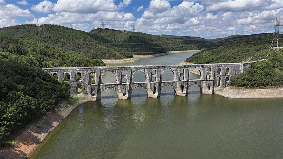İSKİ Su Tasarrufu Uyarısı Yaptı<br><br>İSKİ yetkilileri, su kaynaklarının sürdürülebilirliği açısından vatandaşların tasarruflu su kullanımı konusunda duyarlı olmaları gerektiğini belirtti. İstanbul’da su tüketiminin günlük ortalama 3 milyon metreküpü aştığı hatırlatılarak, özellikle yazdan sonbahara geçiş döneminde baraj doluluk oranlarının dikkatle takip edildiği ifade edildi.