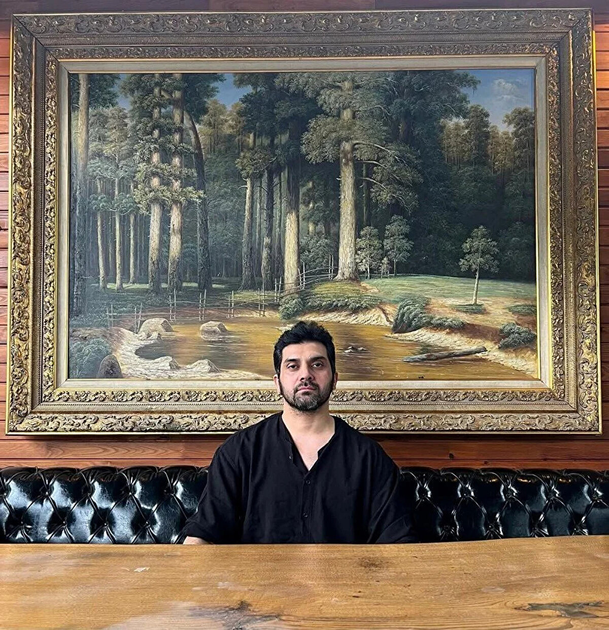 Bayhan Kimdir?<br><br>1980 yılında Adana’da dünyaya gelen Bayhan, Popstar Türkiye yarışmasıyla tanındı. “Tiryakinim”, “Ah İstanbul”, “Seninle Olmak Var Ya” gibi sevilen şarkılarıyla geniş bir hayran kitlesine ulaştı.<br><br>Sanat hayatına şarkıcılıkla başlayan Bayhan, yıllar içinde dizi projelerinde de yer aldı. 2021 yılında yayımladığı Akustik albümünde Sezen Aksu şarkılarını yeniden yorumlayan sanatçı, 2024’te Grup Tual’in “Tiryakinim” şarkısını seslendirdi. 2025 yılında ise “Gassal” dizisinin ikinci sezonunda solist olarak rol aldı.