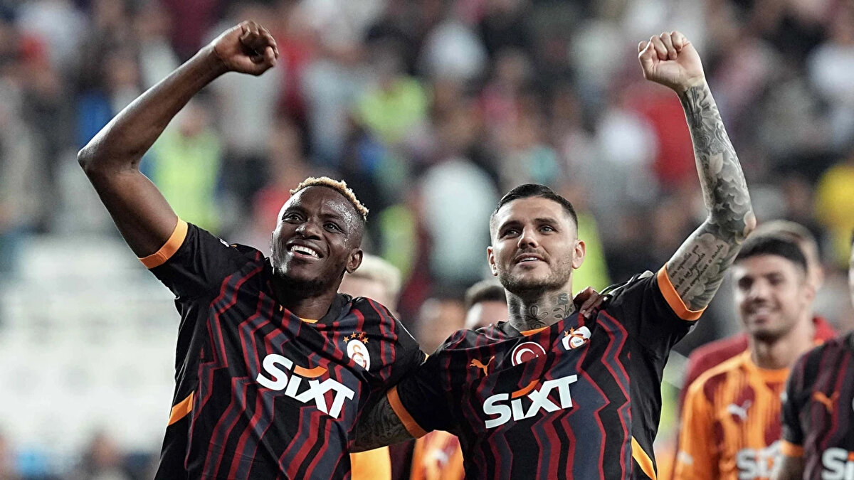 1- ÇİFT FORVETLİ SİSTEMİN OLMAMASI<br><br>Akşam'ın haberine göre Icardi, Osimhen ile birlikte çift forvetli sistemde görev almayı bekledi. Fakat Okan Buruk'un planları buna göre olmadı Icardi yedek kalmaya başladı. Bu durum Arjantinli golcüyü mental olarak geriye çekti. 