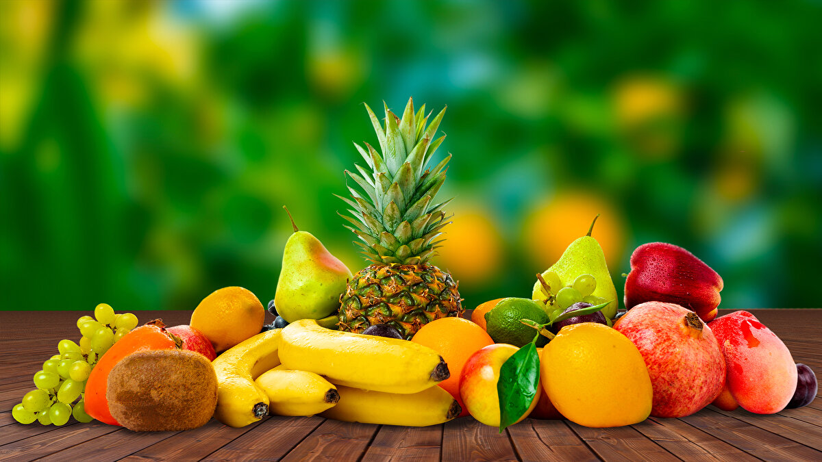 Meyveler yalnızca lezzetleriyle değil, renkleriyle de besin değerlerini ele verir.<br>Her bir renk grubu, vücudumuzun farklı ihtiyaçlarına yanıt veren özel vitaminler, mineraller ve antioksidanlar taşır.<br>Doğanın renkli çeşitliliği aslında sağlığımızın gizli kodlarını içinde barındırır.