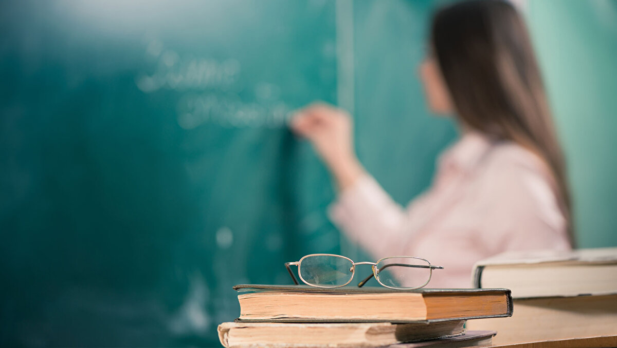 2026 Öğretmen Maaşı Ne Kadar Olacak?<br><br><br>Temmuz–Eylül döneminde toplam enflasyon %7,5 oldu. Bu verilere göre memur ve memur emeklileri için %2,38’lik enflasyon farkı oluştu. Toplu sözleşme zammıyla birlikte memurların eylül itibarıyla hak ettiği toplam zam oranı %13,64 olarak hesaplandı.<br><br>Ancak asıl zam oranı, Ekim, Kasım ve Aralık ayı enflasyon verilerinin açıklanmasıyla netlik kazanacak. Aralık enflasyon rakamı 3 Ocak 2026 tarihinde TÜİK tarafından açıklanacak ve öğretmen maaşları kesinleşecek.