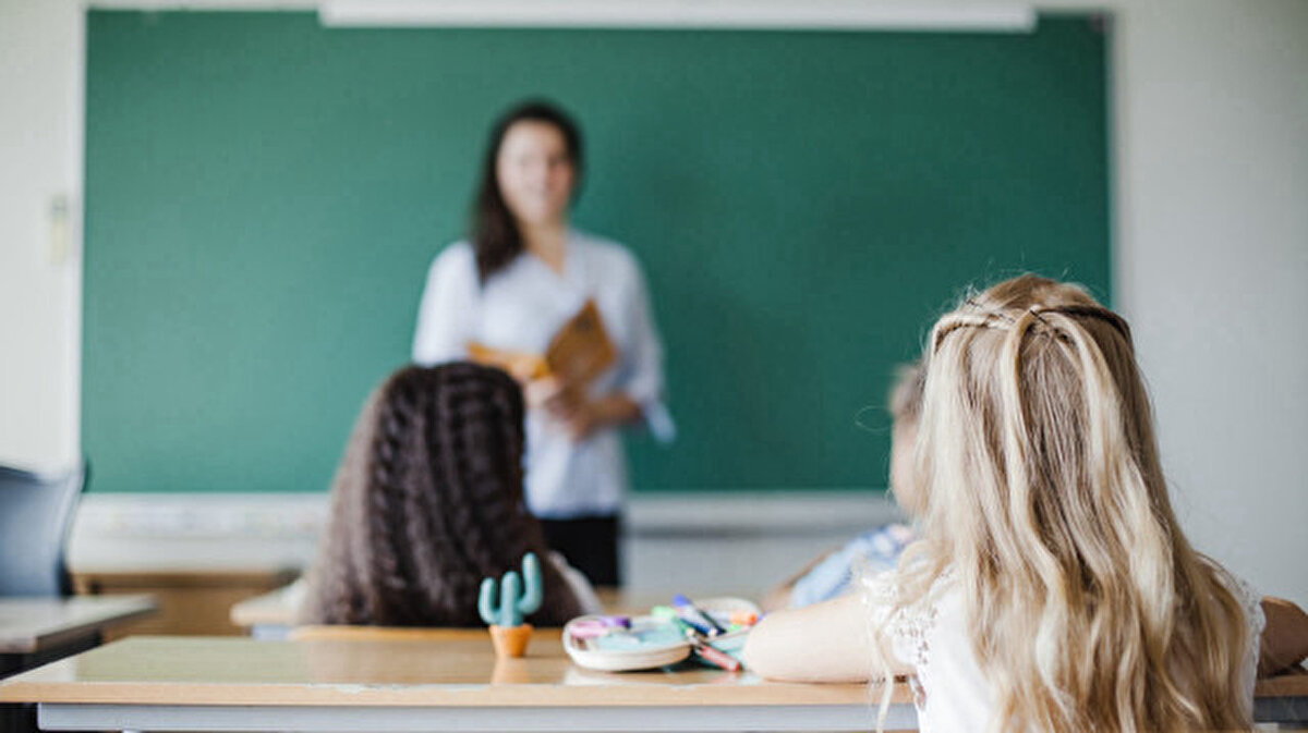 Öğretmen Maaş Zammı Ne Zaman Belli Olacak?<br><br>Memur maaşlarına yapılacak zam oranı, Aralık 2025 enflasyonunun açıklanacağı 3 Ocak 2026 tarihinde kesinleşecek. Bu tarihten sonra, zamlı maaşlar Ocak ayı itibarıyla hesaplara yansıtılacak.<br><br>SSK ve Bağ-Kur emeklileri de aynı şekilde, son altı aylık enflasyon oranı kadar zam hakkı elde edecek.