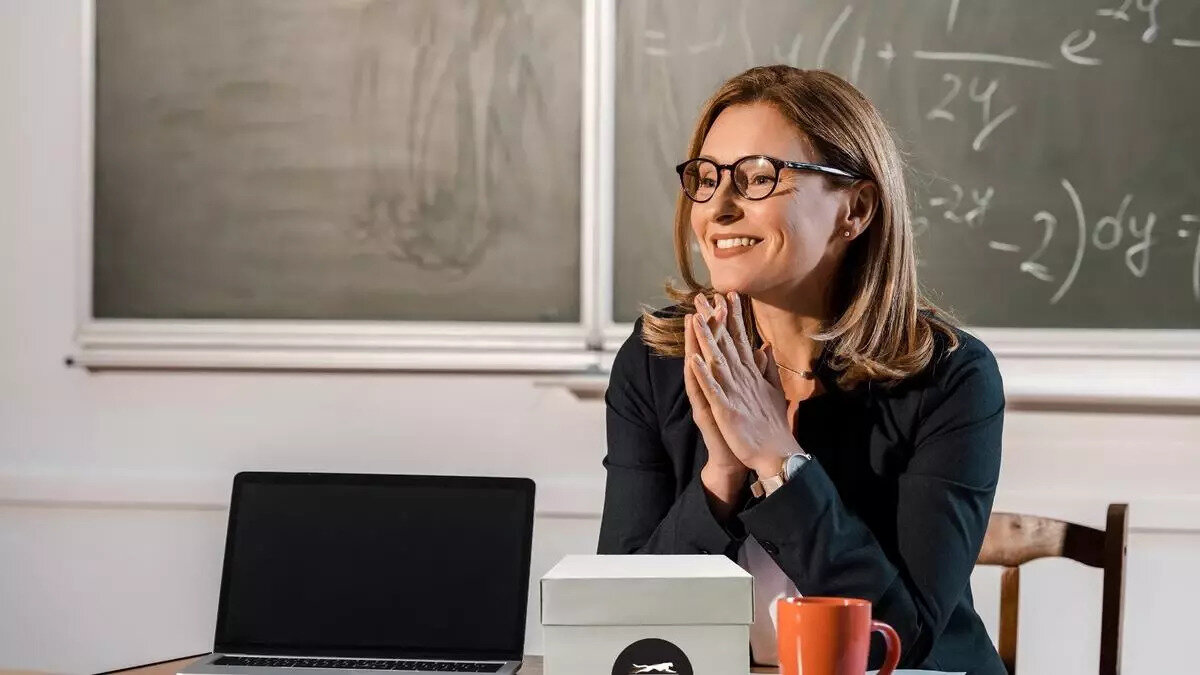 2026 Ocak Öğretmen Maaş Zammı Hesaplama Tablosu<br><br>Dönem Toplu Sözleşme’ye göre 2026 yılında memur maaşlarına ilk yarı için %11, ikinci yarı için %7 oranında artış yapılacak. Ayrıca taban aylıklara 1000 TL’lik ek artış da maaşlara yansıtılacak.<br><br>Şu anki verilerle, öğretmen maaşlarının tahmini zamlı tutarları şöyle hesaplanıyor: